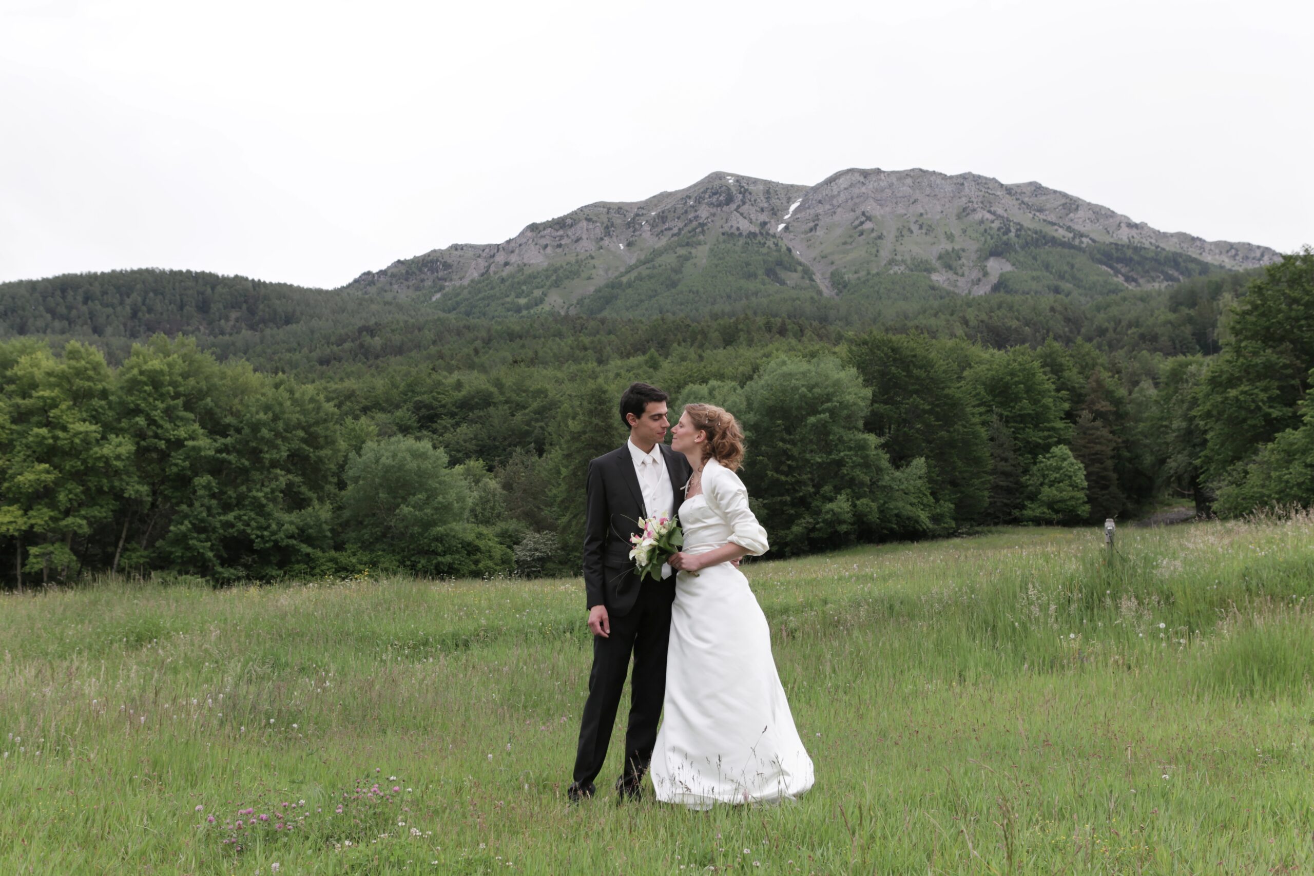 Couple photographié pendant un mariage en montagne