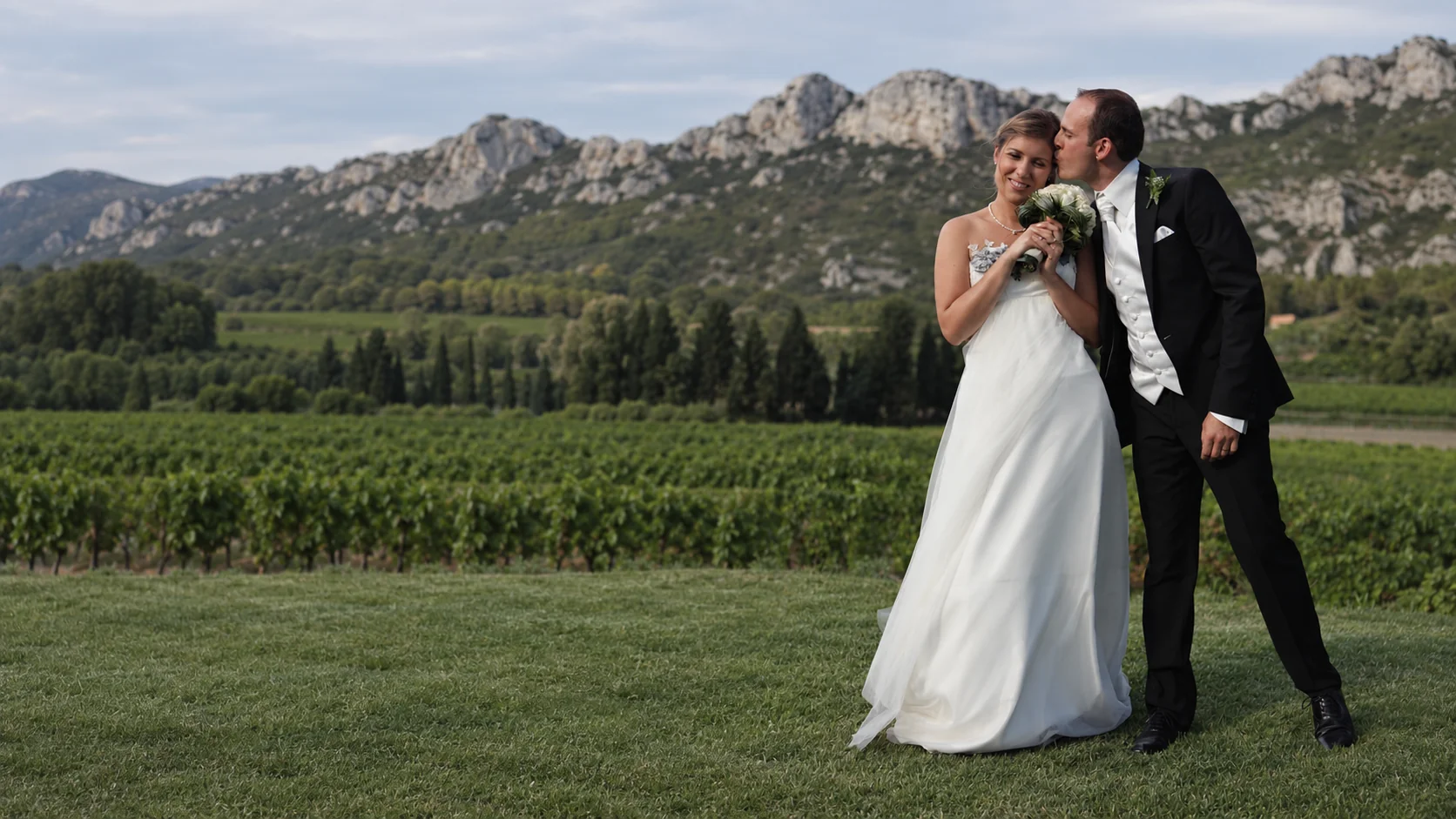 Couple de mariés photographié dans les vignobles de Provence