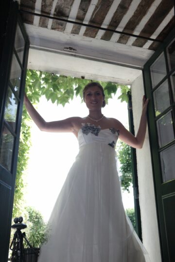 reportage-mariage-provence-vignes Couple de mariés dans les vignes en Provence Portrait des mariés au coucher du soleil dans un domaine viticole Cérémonie de mariage dans un vignoble provençal