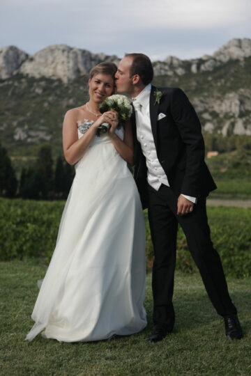 couple-mariage-vignoble-provence Couple de mariés dans les vignes en Provence Portrait des mariés au coucher du soleil dans un domaine viticole Cérémonie de mariage dans un vignoble provençal