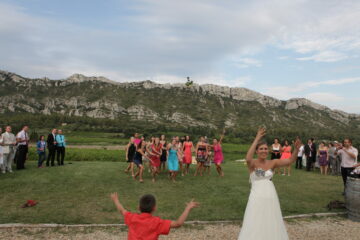 reportage-mariage-provence-vignes Couple de mariés dans les vignes en Provence Portrait des mariés au coucher du soleil dans un domaine viticole Cérémonie de mariage dans un vignoble provençal