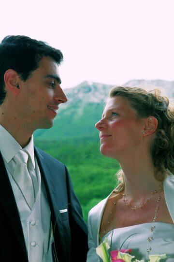 Couple lors d’un mariage en montagne